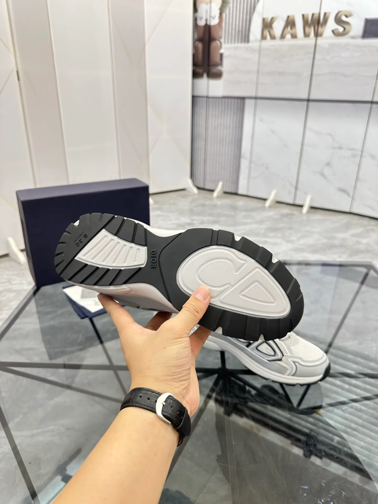 Men's shoes: 💰P400¥ Available in Guangzhou Product trademark: Dior* "Dior*" low-top casual shoes Regular size: 35-46 (can be customized to 47) Couple style Product materials: Upper imported cowhide stitched with original fabric, breathable lining, ultra-light foam original outsole. No.: 007